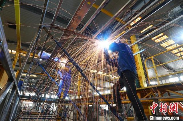 焊接拼装组工人正在紧张忙碌着,现场火星四射. 刘占昆 摄