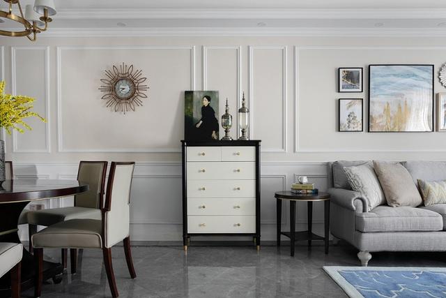 美式客厅墙面装饰用简单明了的石膏线条进行装饰,地面多采用浅灰色