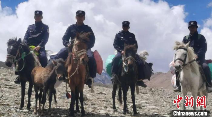 图为因山路崎岖难行，救援人员骑马前往搜救。　聂拉木县公安局 供图　