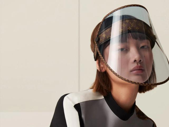 路易威登推出了带有自家logo的个人防护面罩.(《澳洲人报》图片)