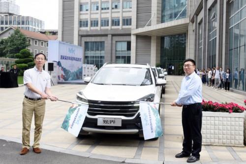 (凯翼汽车销售有限公司总经理刘宏伟与川报领导宣布发车)