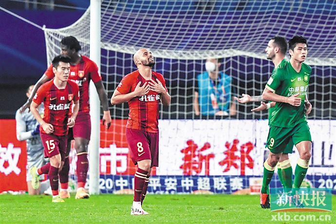 15日,河北华夏幸福队球员保利尼奥(中)在比赛中错失进球机会.