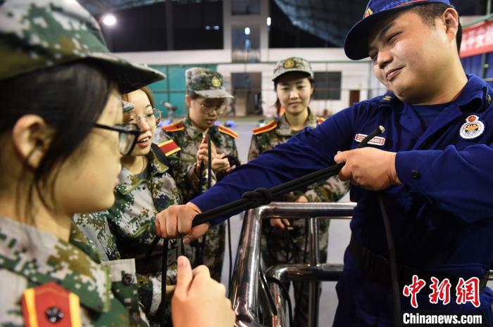 图为大学生学习结绳逃生自救知识。　周毅 摄