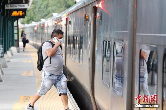 当地时间8月31日，美国纽约州威彻斯特县一处通勤火车站，乘客戴口罩乘车。美国约翰斯·霍普金斯大学31日发布的新冠疫情最新统计数据显示，美国累计确诊病例已超过600万例。 中新社记者 廖攀 摄