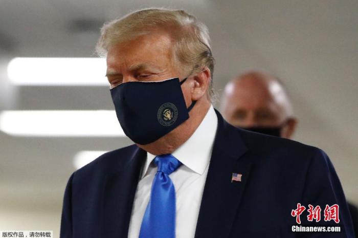 资料图：特朗普公开佩戴口罩。