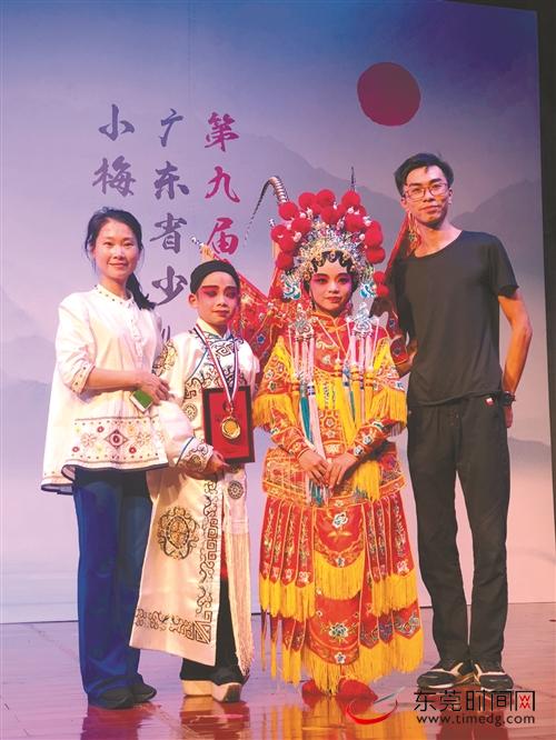 ■叶志鹏(右一) 记者 李健武 通讯员 叶惠涛 摄