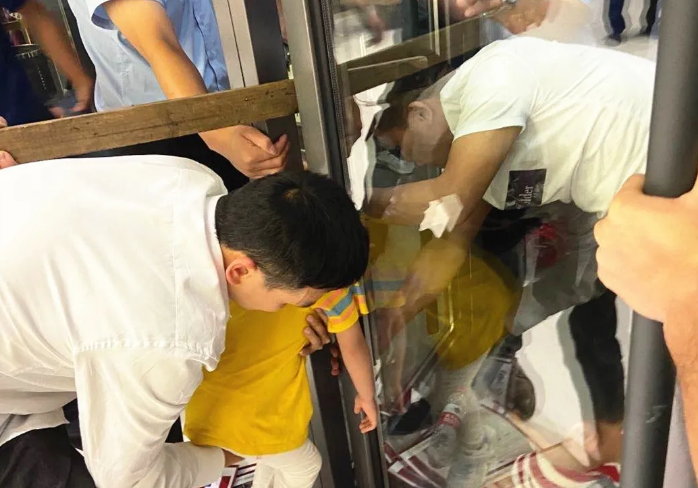 好险:邵阳这里一女孩脑袋被门夹住了!|邵东|邵阳|门夹_新浪新闻