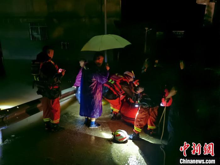 图为9月16日晚,贵州惠水县持续暴雨致民众被困,消防员展开营救。赵益民 摄