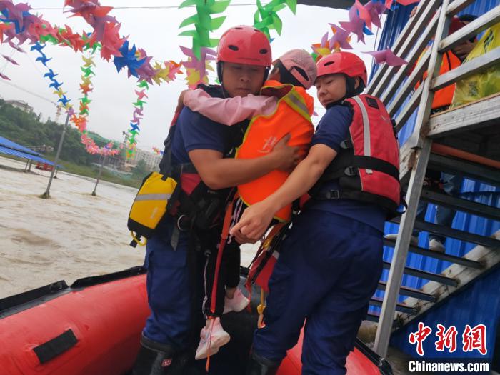 图为9月16日,贵州松桃县持续暴雨,民众被困,消防员展开营救。杨武忠 摄