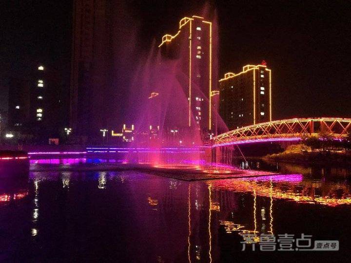 禹城市泺清河国家水利风景区里的“彩虹桥”，夜晚流光溢彩