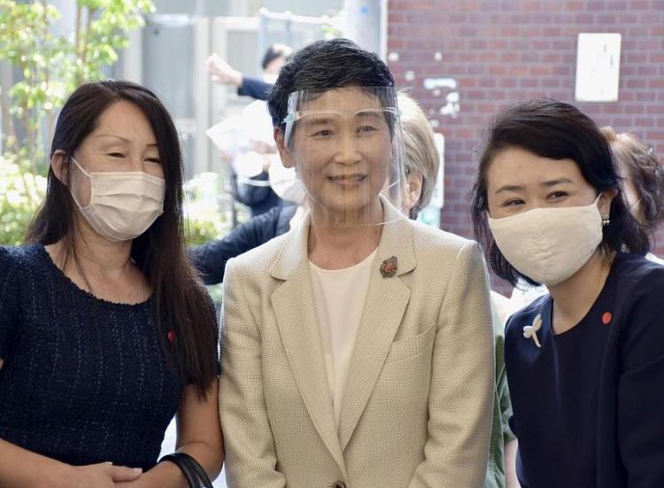 菅义伟妻子代夫访问选区向支持者讲话