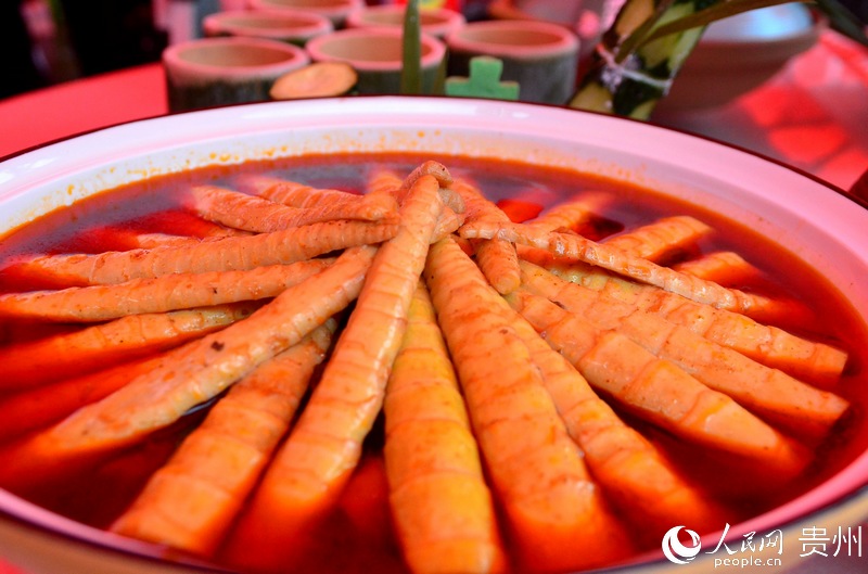 来自桐梓县15个乡镇(街道)的60名餐饮行业从业者同台竞技