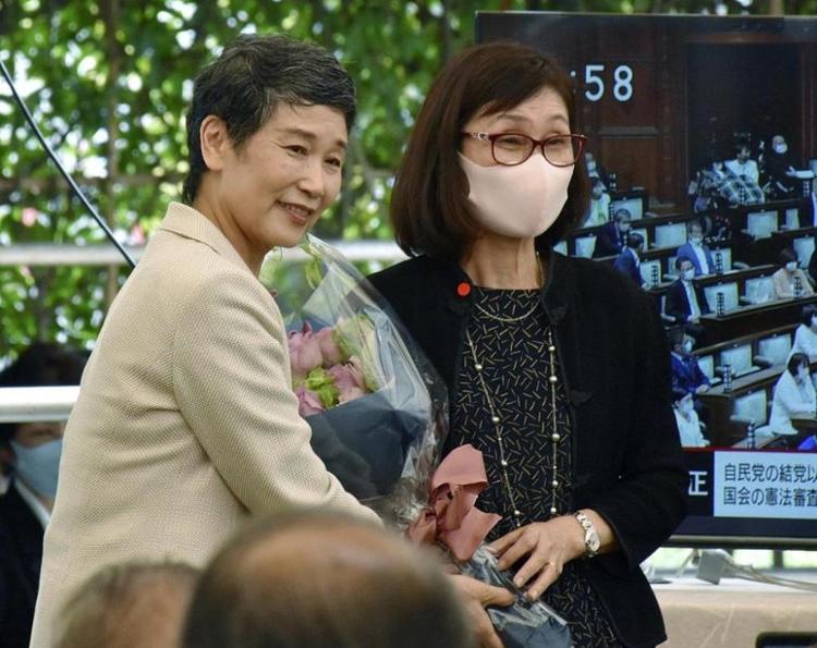 菅义伟妻子代夫访问选区向支持者讲话