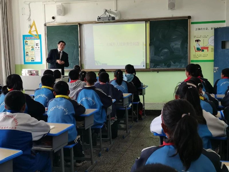 与日喀则市桑珠孜区副区长,日喀则市经济开发区管委会副主任张建平就
