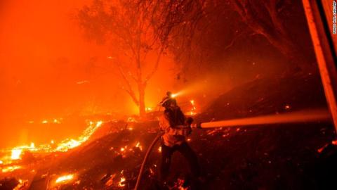 美国发生18年来最严重山火。图：CNN