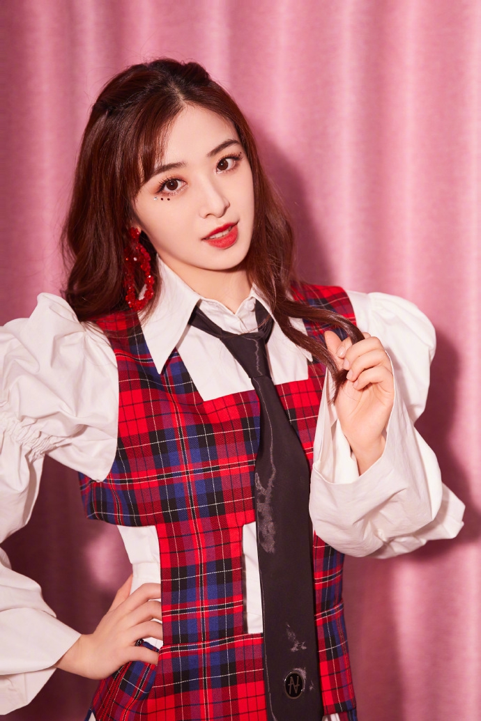 张含韵穿红蓝格子拼接白裙 可甜可酷风格百变