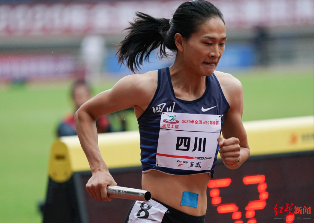 随后,四川短跑队在400米项目上大爆发,女子400米决赛,四川名将杨会珍