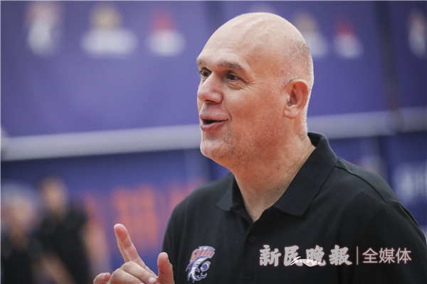 最大的球队之一,用李根从北控换来宗赞,高尚,同时又挖来可兰白克,刘铮