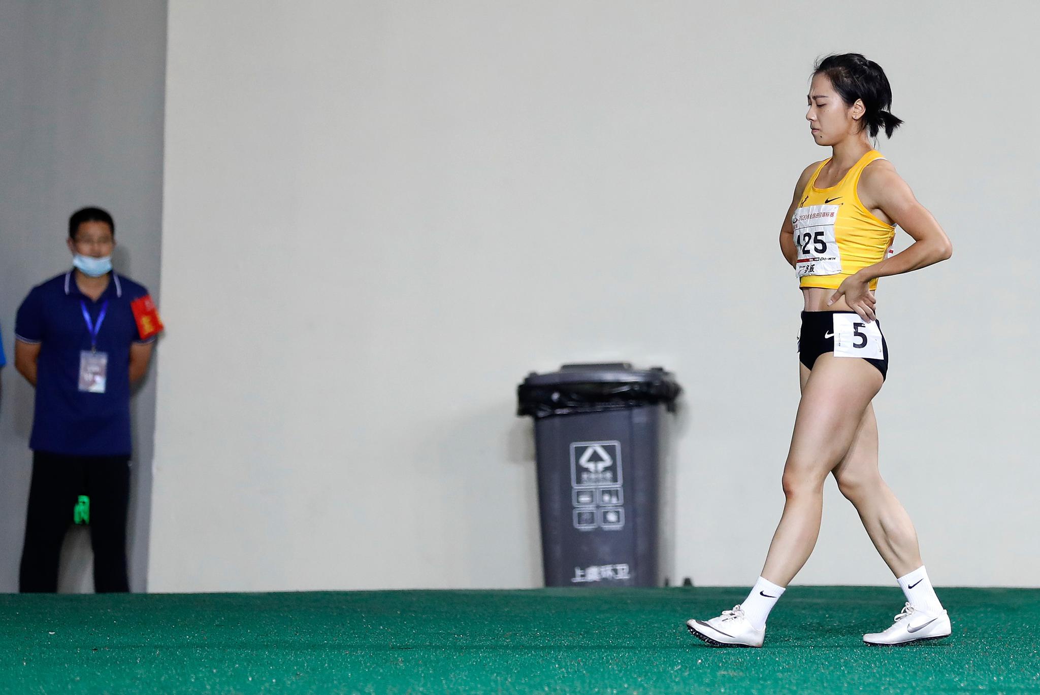 福建队选手葛曼棋在女子200米决赛中因抢跑犯规被罚下场.