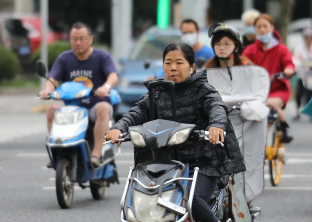 杨建正 摄新民晚报"上海时刻"出品互相擦肩而过穿着短袖的和穿着棉袄