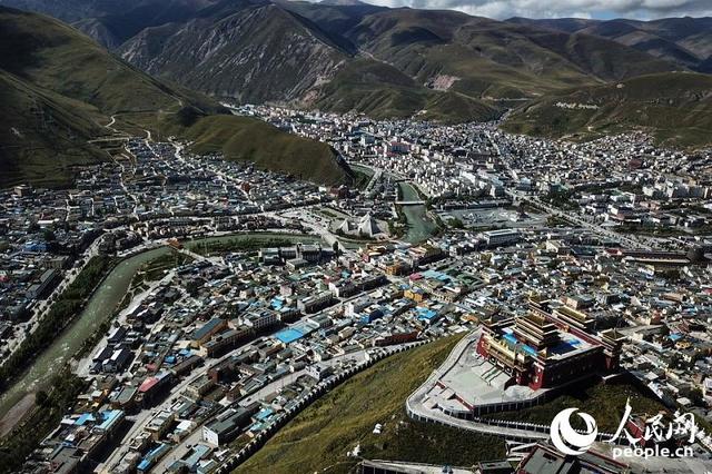 西和杂多县相连,西北与治多县交界,北和东北与曲麻莱,称多县和