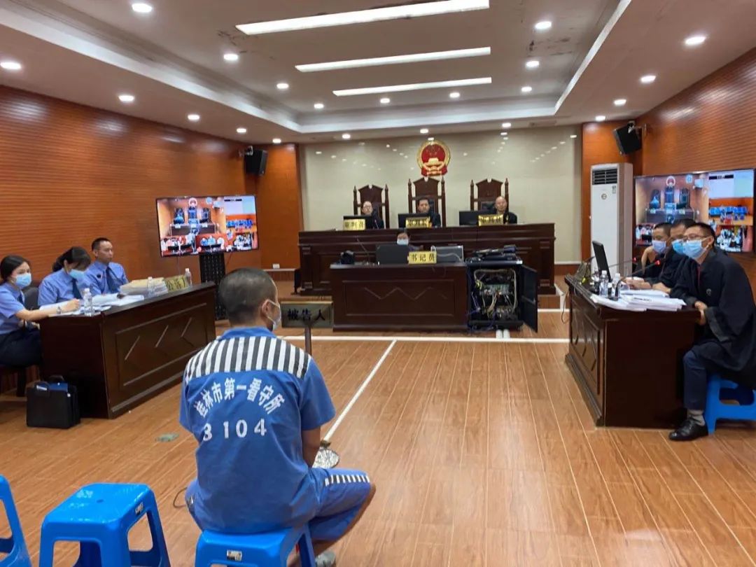 该院党组书记,院长莫刚顺担任审判长,象山区检