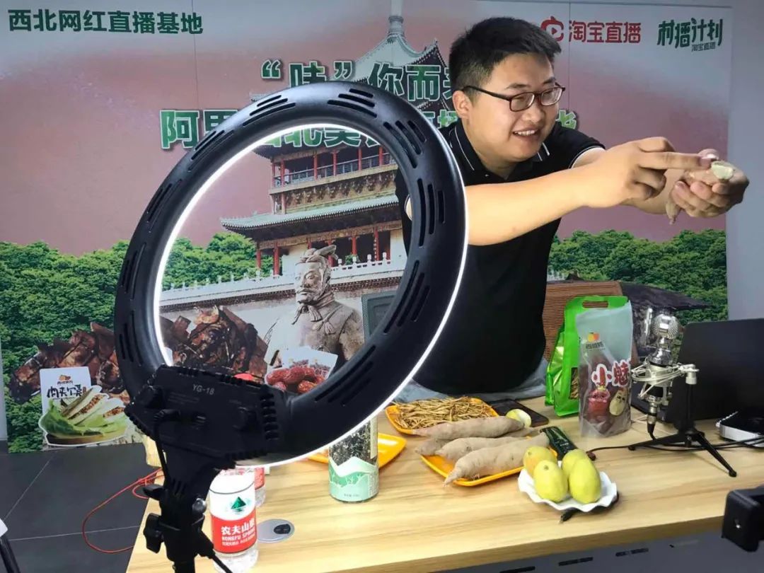 陕西90后青年回乡开淘宝直播卖农货年销售额破1200000