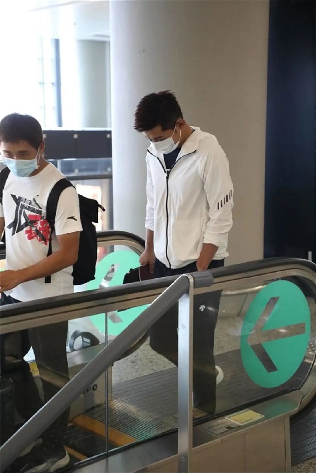 张继科真是"基础款"代言人!一身黑白运动装,都能穿出型男魅力