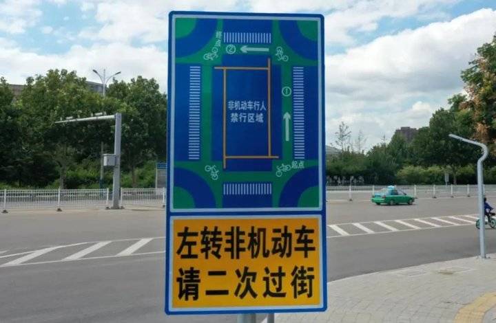 德州东风路与晶华大道路口非机动车左转需要"二次过街"!