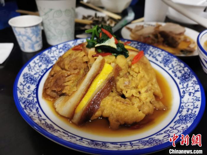 窑洞里吃"老席" 菜品丰富如过大年