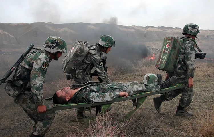 天山北麓火线救伤员淬炼卫勤尖兵