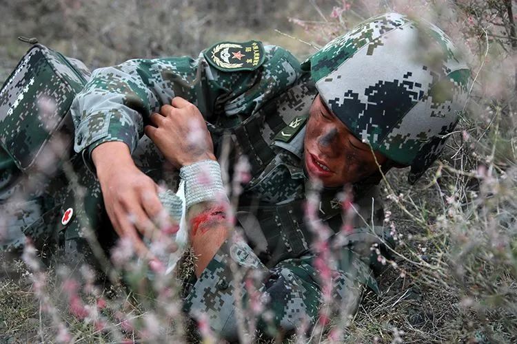 天山北麓火线救伤员淬炼卫勤尖兵