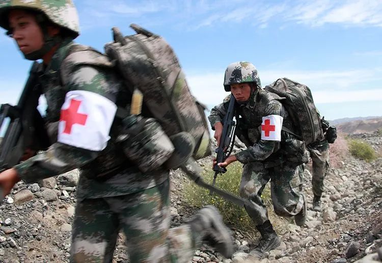 天山北麓火线救伤员淬炼卫勤尖兵