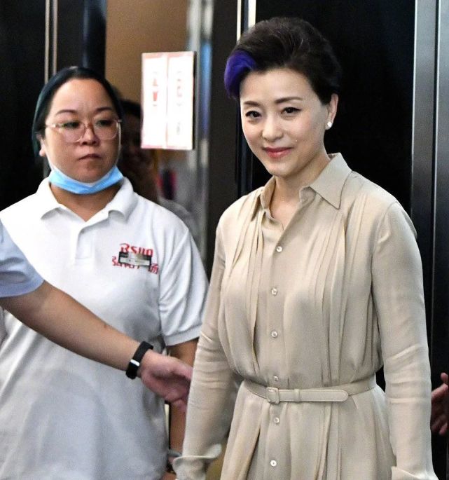 杨澜是乘风破浪姐姐52岁不服老这么拼难怪是最富主持人