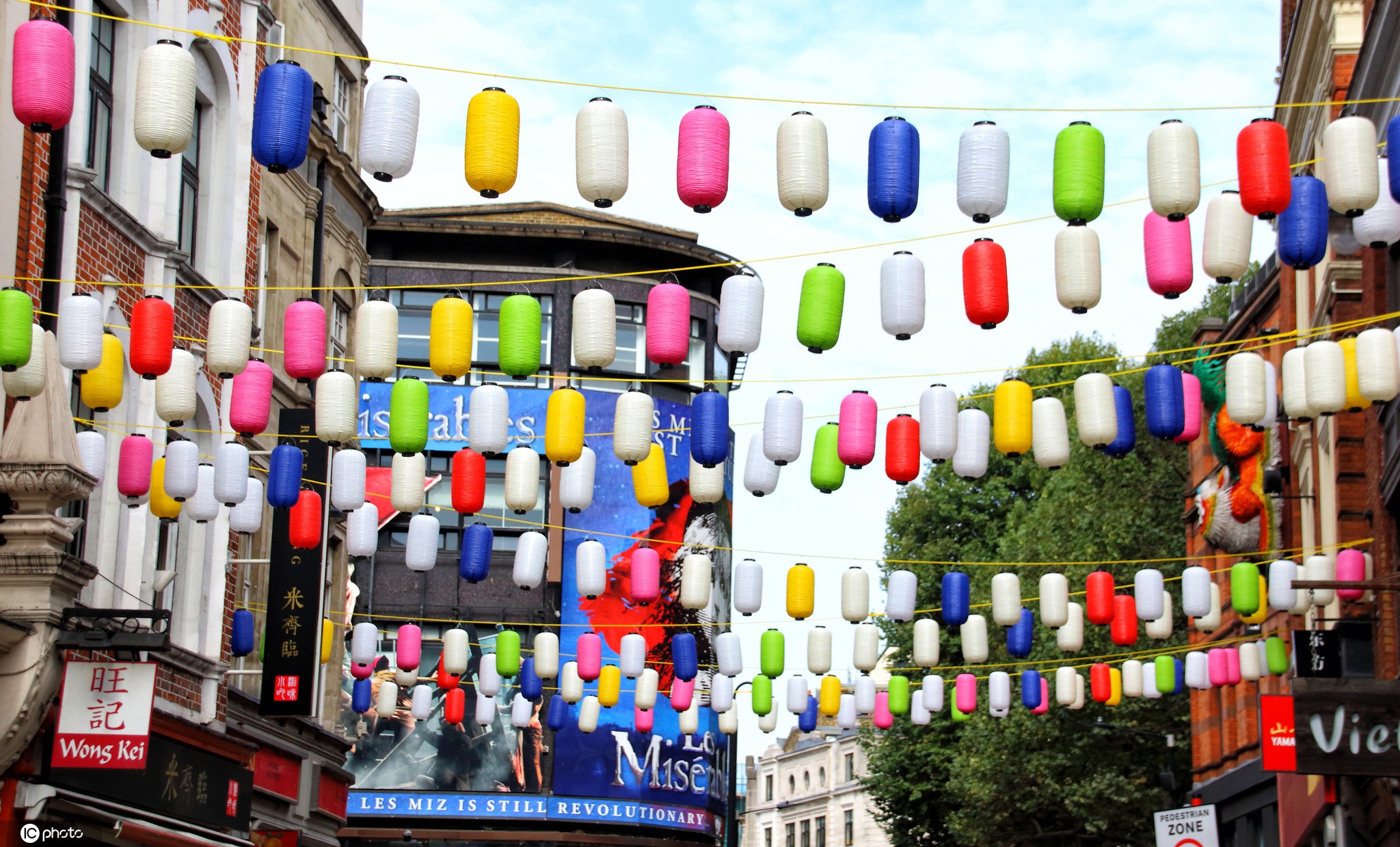 点亮心情伦敦唐人街高挂彩虹灯笼换新颜