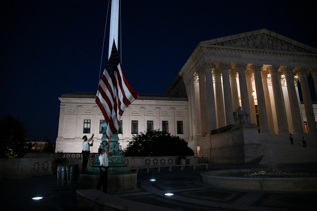 美国最高法院降半旗悼念大法官金斯伯格