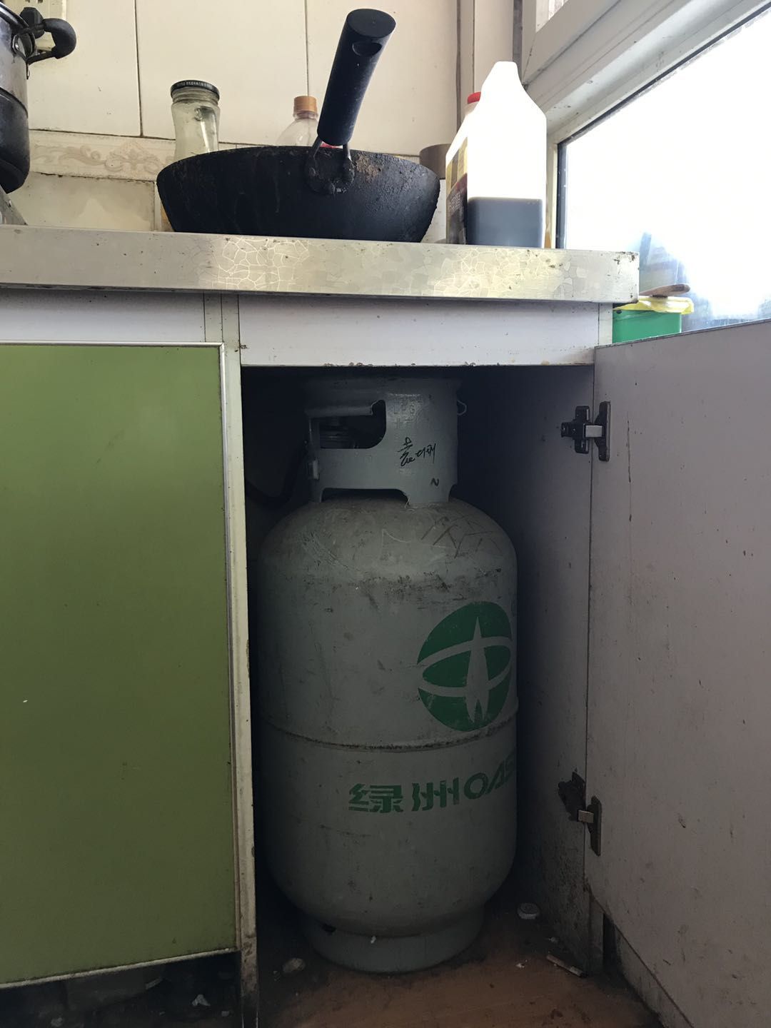 一名港北村村民家中的煤气罐。新京报记者 张惠兰 摄