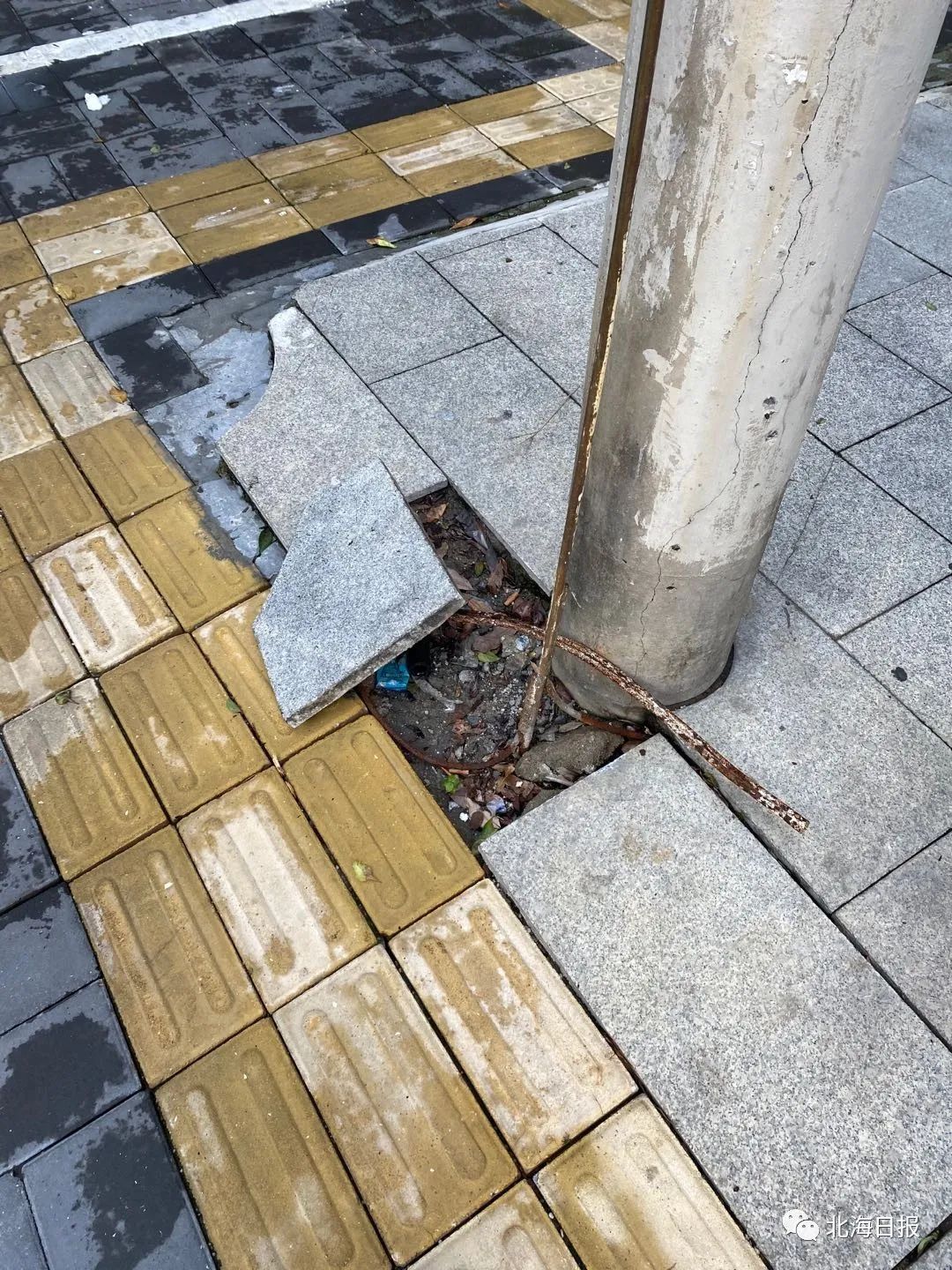 市民随手拍 |空中"蜘蛛网"密集,横幅坏烂无人管,废弃电线杆占道,人行