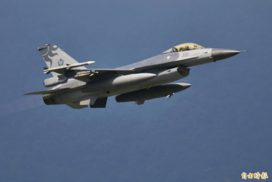  台“空军”花莲基地18日出动F-16战机，紧急升空警戒。图源：台湾《自由时报》