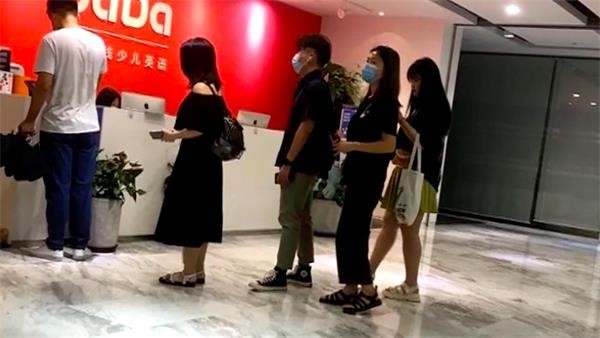 　部分家长赶到DaDa英语上海的总部表达诉求
