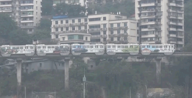 △重庆轨道交通2号线李子坝站列车穿楼而过。肖江川 摄