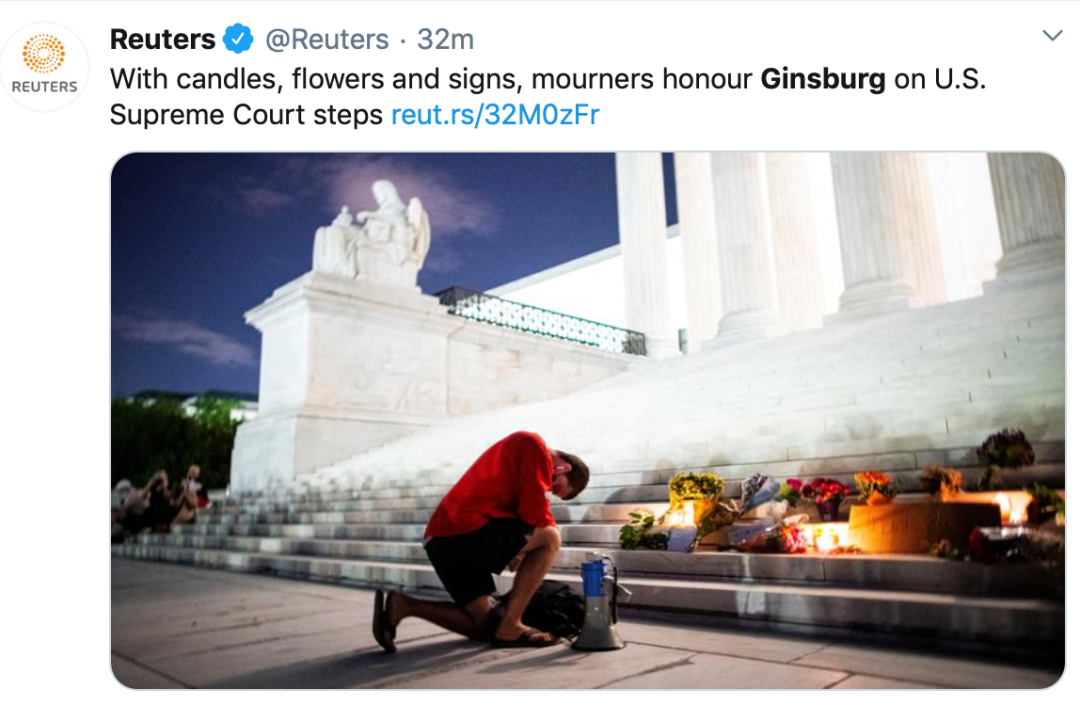 有民众在最高法院门口纪念金斯伯格。/路透社推特截图