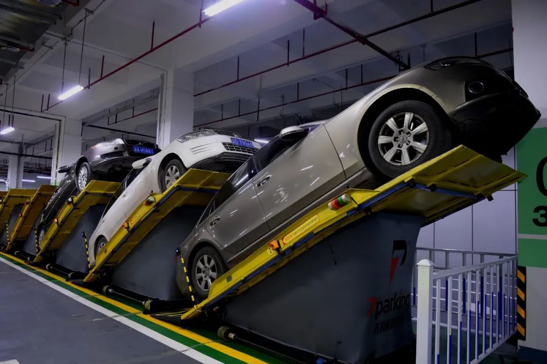 位于重庆九龙坡区,采用多出入口塔式车库,共22层,有397个停车位