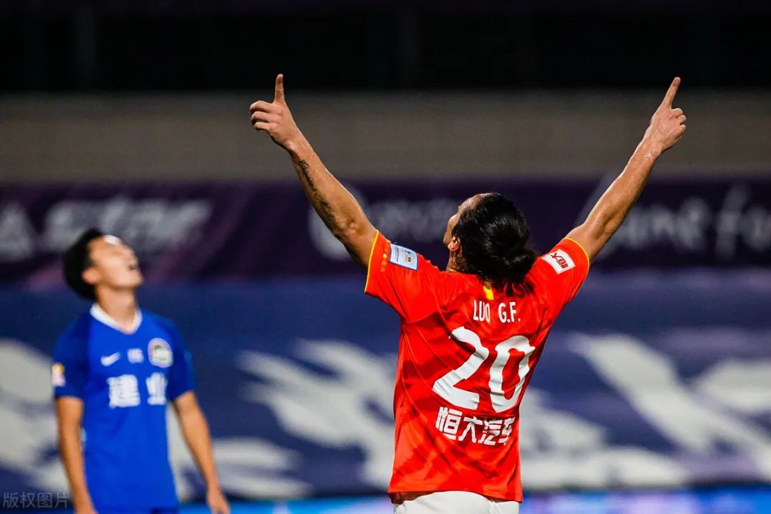 恒大晋级 收获惊喜:19岁新星 32岁归化国脚齐获首球!