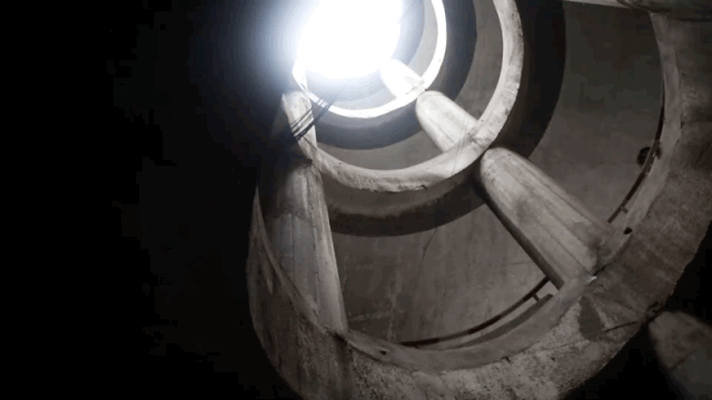 △重庆现“螺旋”停车场 从公路到车库要下5层楼。贾楠 摄