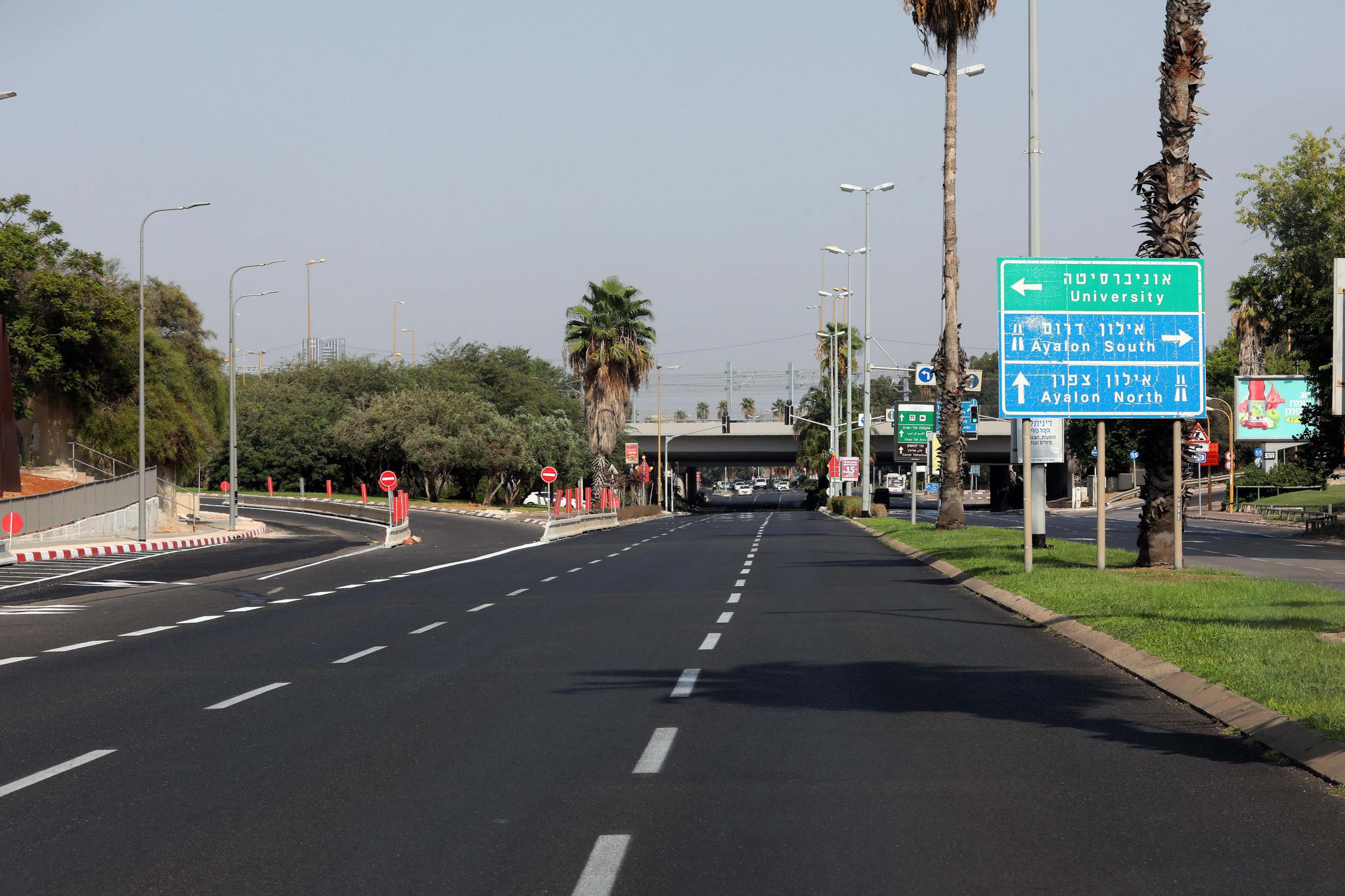 9月18日,以色列特拉维夫空荡荡的道路.