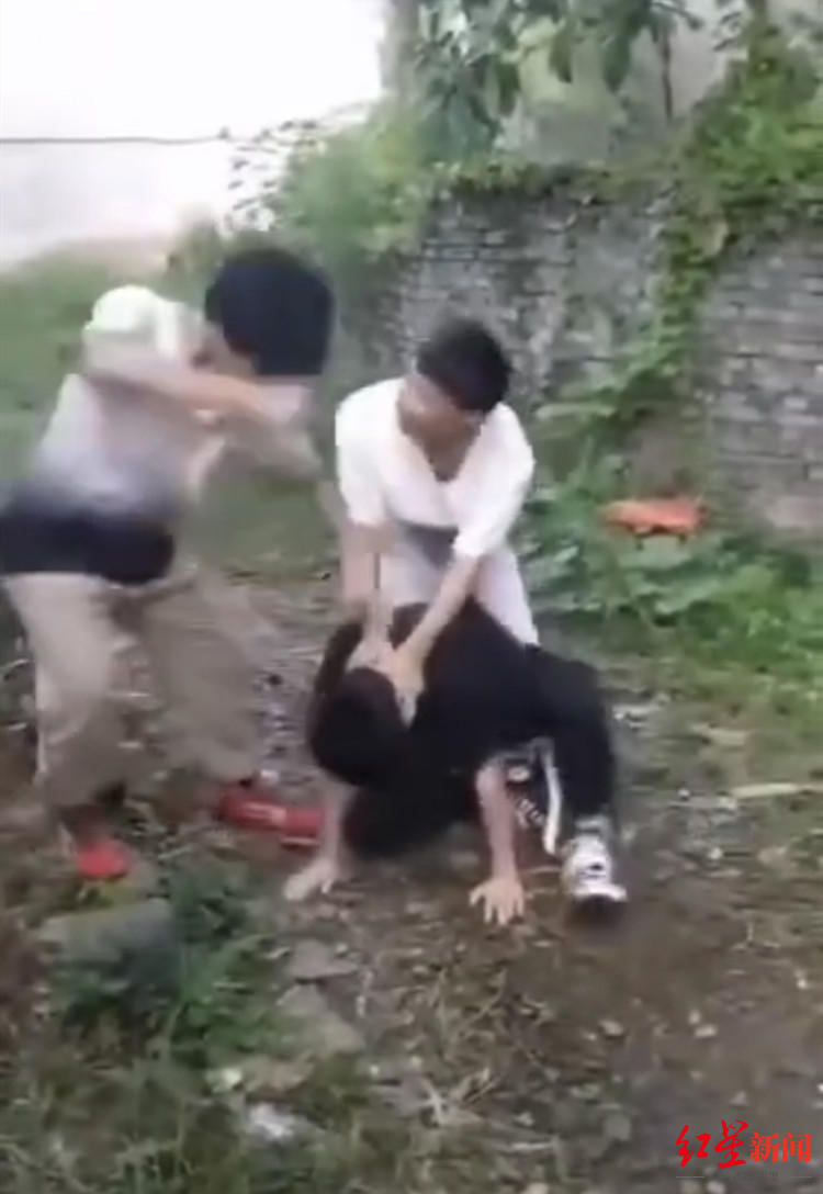 四川德阳仓山镇一中学多名学生围殴一男生 家属报警,当地警方已介入