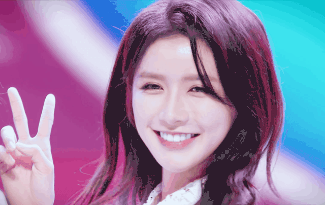 相反牙齿洁白的人即使相貌不出众,但一笑起来还是会让人有种如沐春风