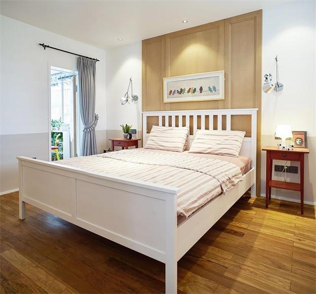 空间线条简单,白色吊顶,石膏线让墙面显得更为素雅