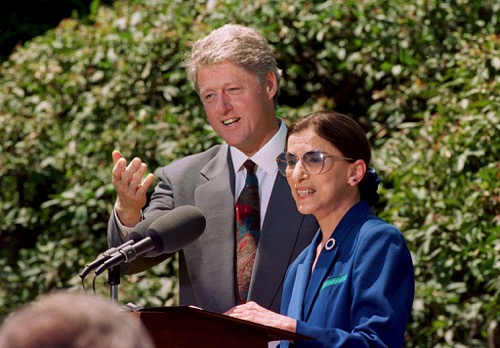 1993年，金斯伯格获时任总统克林顿（Bill Clinton）任命最高法院大法官。